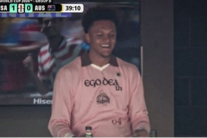 魔术球星班凯罗和国王球星拉文观战世界杯 美国队2-0澳大利亚