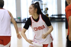 特别的热身方式！中国女篮用飞盘热身 兼顾预判/反应/专注/协作-4h