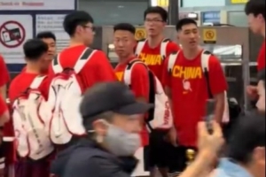 媒体人：中国男篮在机场偶遇赵雅芝 被赵的粉丝团震惊了-37