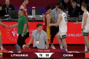 解说：要让年轻球员学会在比赛中去思考 在场上才能应VS各种局面_高清直播_无插件在线观看