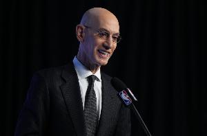 NBA官方：今年夏联将测试使用一款内置传感器的智能篮球